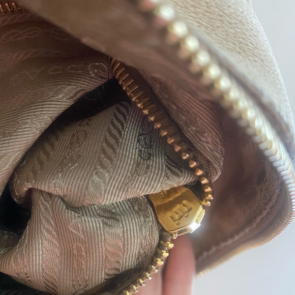 Prada leather bag! - Picture 5 of 14
